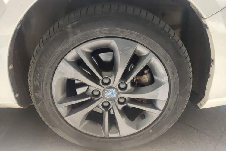 Used BYD Qin New Energy 2017 1.5T Luxury Model Right Front Wheel Hub