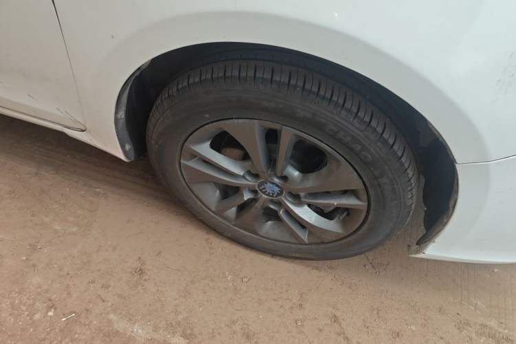 Used BYD Qin New Energy 2017 1.5T Luxury Model Right Front Wheel Hub