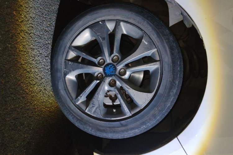 Used BYD Qin New Energy 2017 1.5T Luxury Model Right Front Wheel Hub