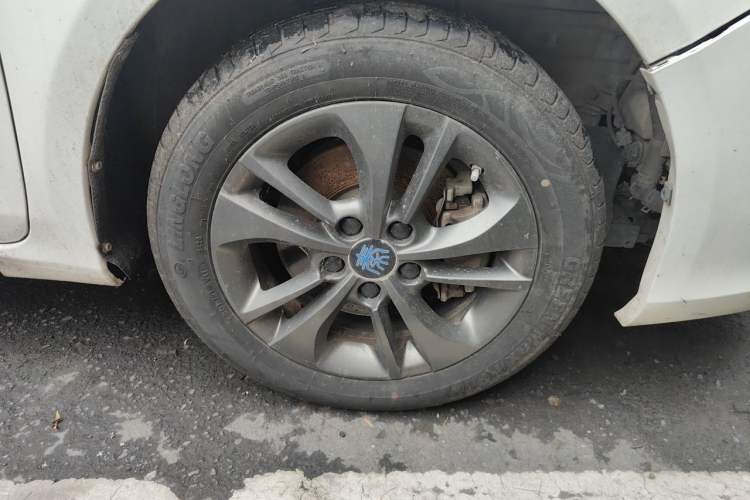 Used BYD Qin New Energy 2017 1.5T Luxury Model Right Front Wheel Hub