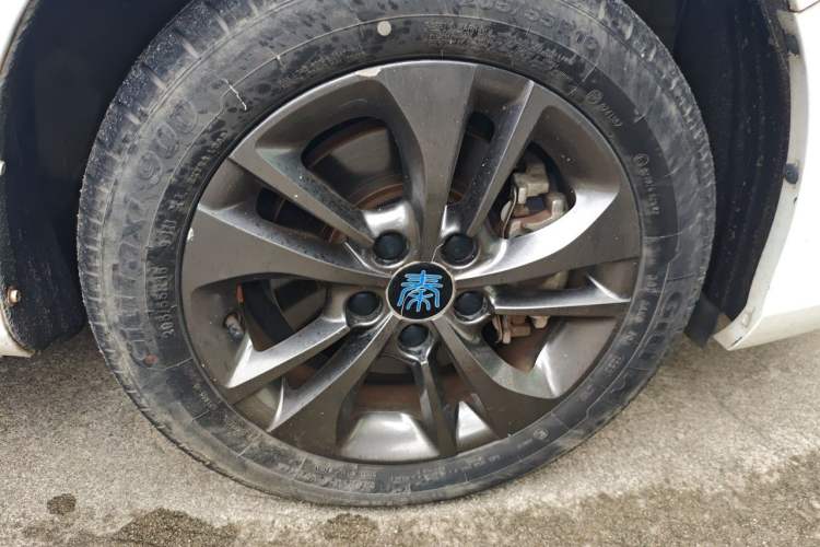 Used BYD Qin New Energy 2017 1.5T Luxury Model Right Front Wheel Hub