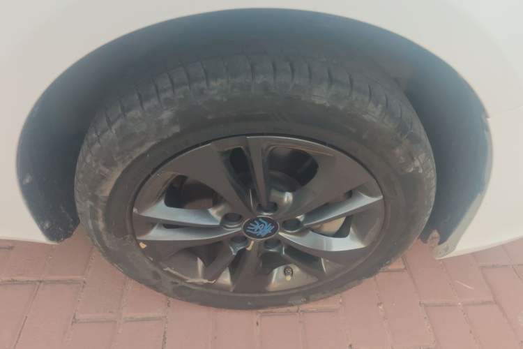 Used BYD Qin New Energy 2017 1.5T Luxury Model Right Front Wheel Hub
