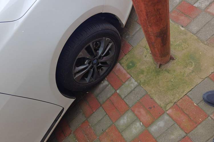 Used BYD Qin New Energy 2017 1.5T Luxury Model Right Front Wheel Hub