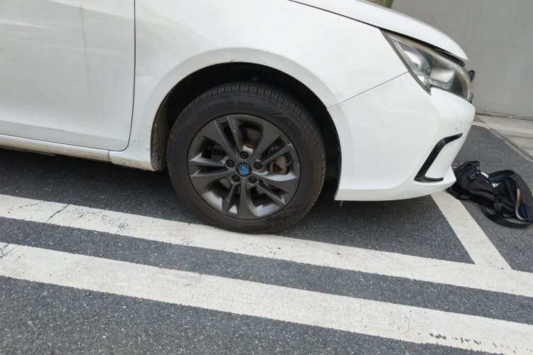 Used BYD Qin New Energy 2017 1.5T Luxury Model Right Front Wheel Hub