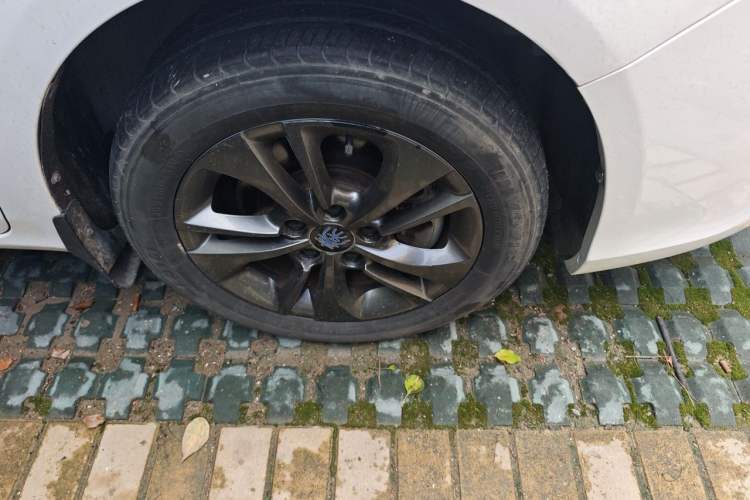 Used BYD Qin New Energy 2017 1.5T Luxury Model Right Front Wheel Hub