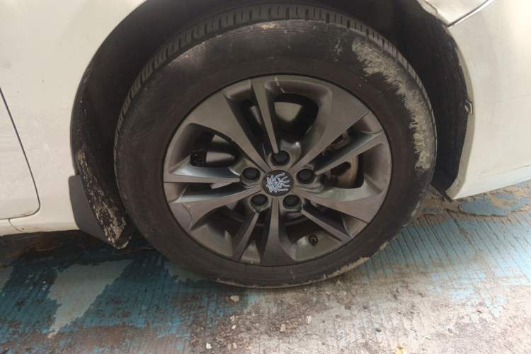 Used BYD Qin New Energy 2017 1.5T Luxury Model Right Front Wheel Hub