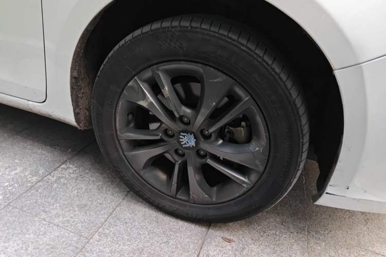 Used BYD Qin New Energy 2017 1.5T Luxury Model Right Front Wheel Hub