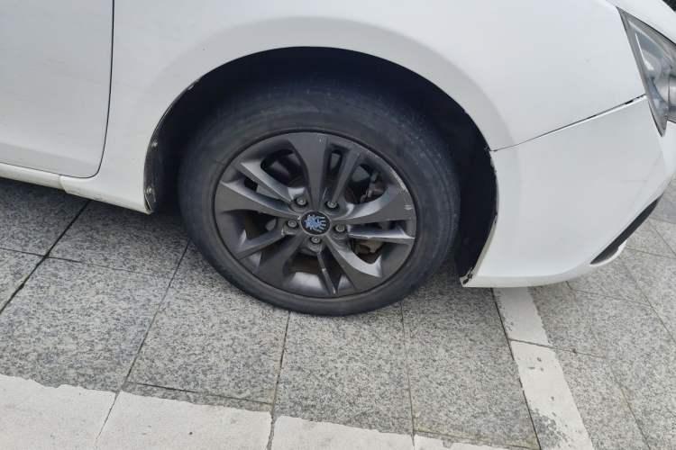 Used BYD Qin New Energy 2017 1.5T Luxury Model Right Front Wheel Hub