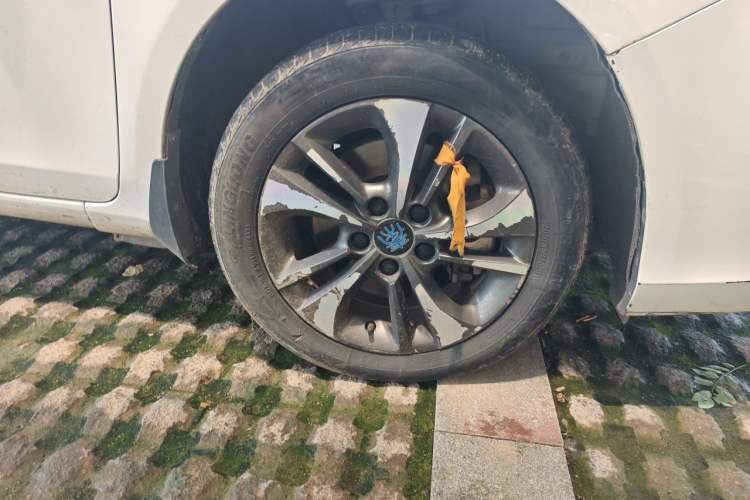 Used BYD Qin New Energy 2017 1.5T Luxury Model Right Front Wheel Hub