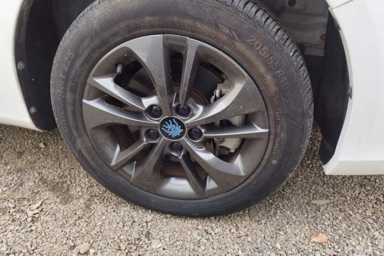 Used BYD Qin New Energy 2017 1.5T Luxury Model Right Front Wheel Hub