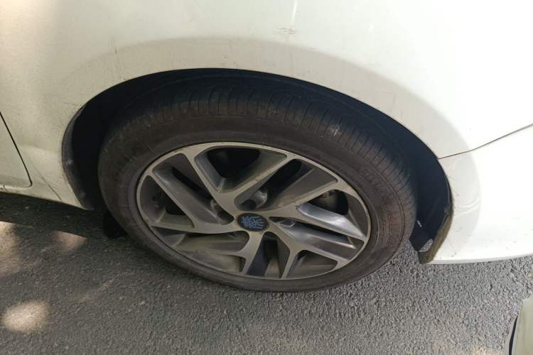 Used BYD Qin New Energy 2017 1.5T Luxury Model Right Front Wheel Hub