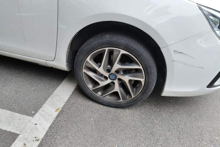 Used BYD Qin New Energy 2017 Qin EV300 Flagship Model Right Front Wheel Hub