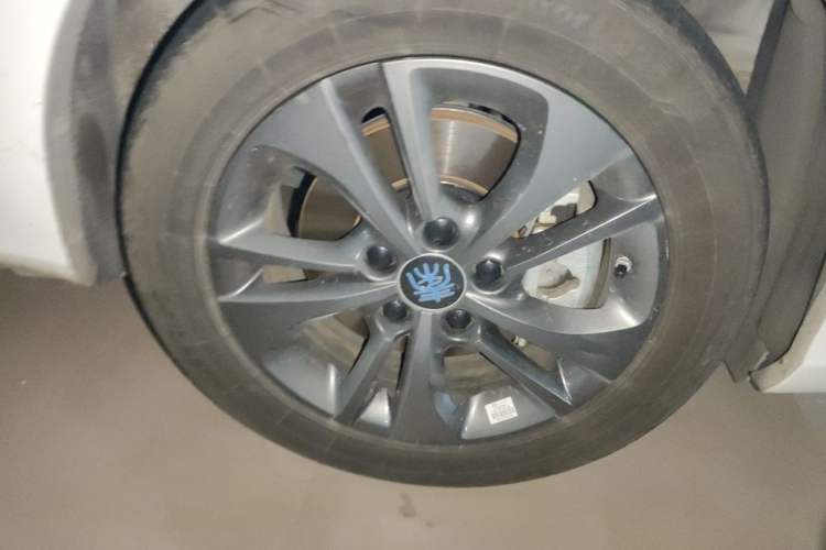 Used BYD Qin New Energy 2017 1.5T Luxury Model Right Front Wheel Hub