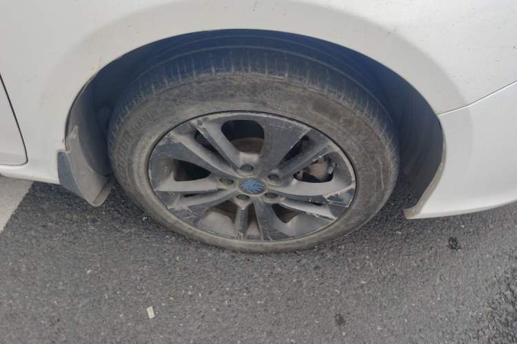 Used BYD Qin New Energy 2017 1.5T Luxury Model Right Front Wheel Hub