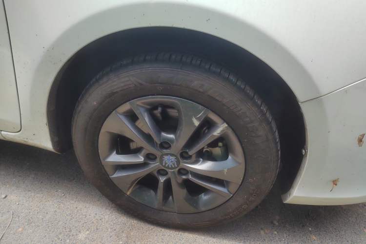 Used BYD Qin New Energy 2017 1.5T Luxury Model Right Front Wheel Hub
