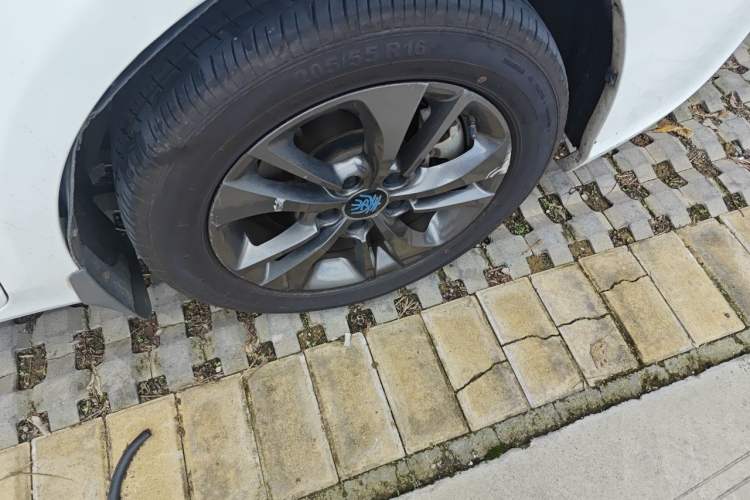 Used BYD Qin New Energy 2017 1.5T Luxury Model Right Front Wheel Hub