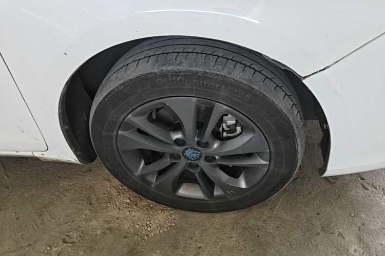 Used BYD Qin New Energy 2017 1.5T Luxury Model Right Front Wheel Hub