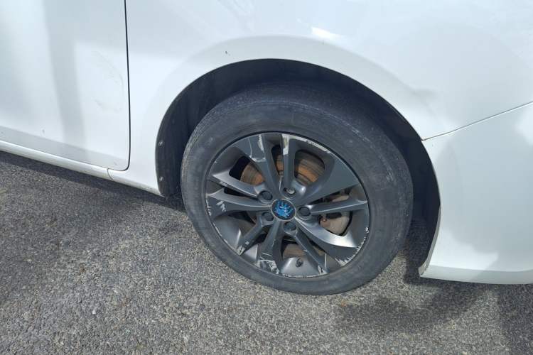 Used BYD Qin New Energy 2017 1.5T Luxury Model Right Front Wheel Hub