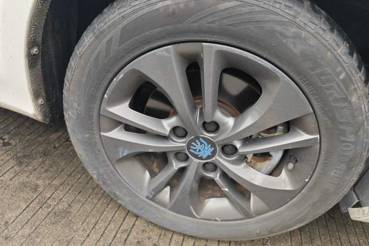 Used BYD Qin New Energy 2017 1.5T Luxury Model Right Front Wheel Hub