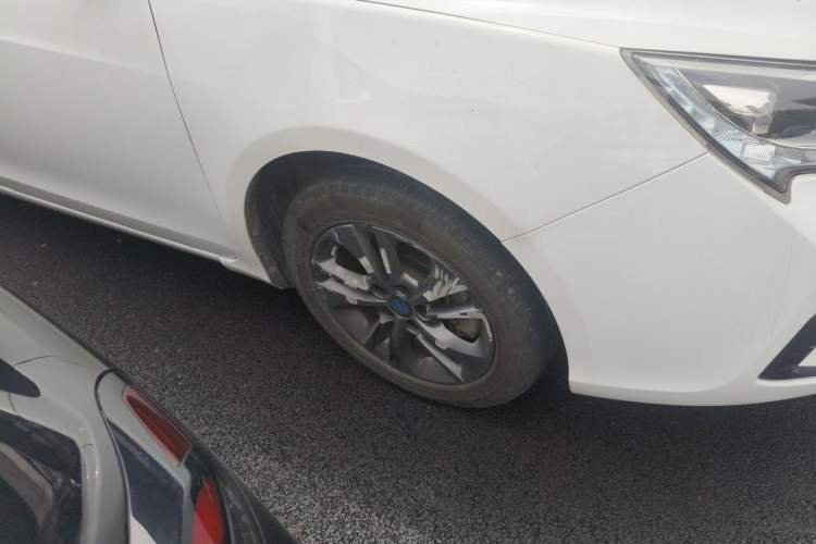 Used BYD Qin New Energy 2017 1.5T Luxury Model Right Front Wheel Hub