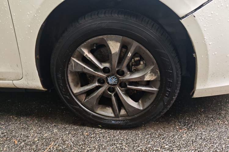 Used BYD Qin New Energy 2017 1.5T Luxury Model Right Front Wheel Hub