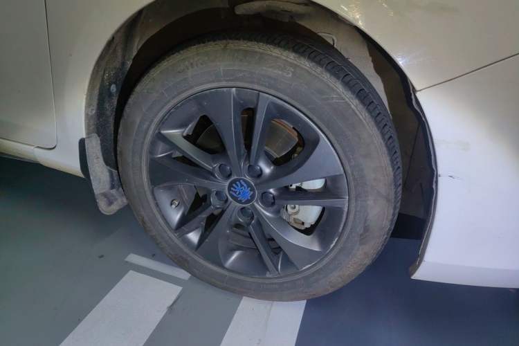 Used BYD Qin New Energy 2017 1.5T Luxury Model Right Front Wheel Hub