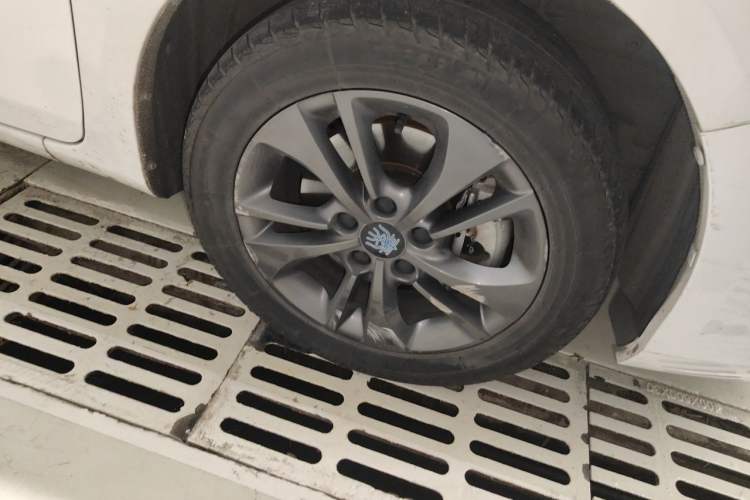 Used BYD Qin New Energy 2017 1.5T Luxury Model Right Front Wheel Hub
