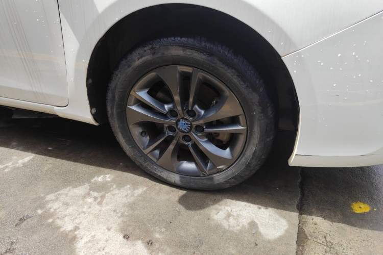 Used BYD Qin New Energy 2017 1.5T Luxury Model Right Front Wheel Hub