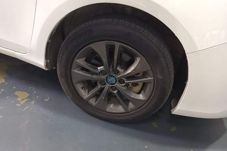Used BYD Qin New Energy 2017 1.5T Luxury Model Right Front Wheel Hub