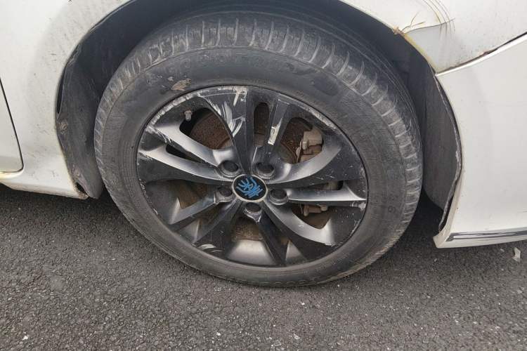 Used BYD Qin New Energy 2017 1.5T Luxury Model Right Front Wheel Hub