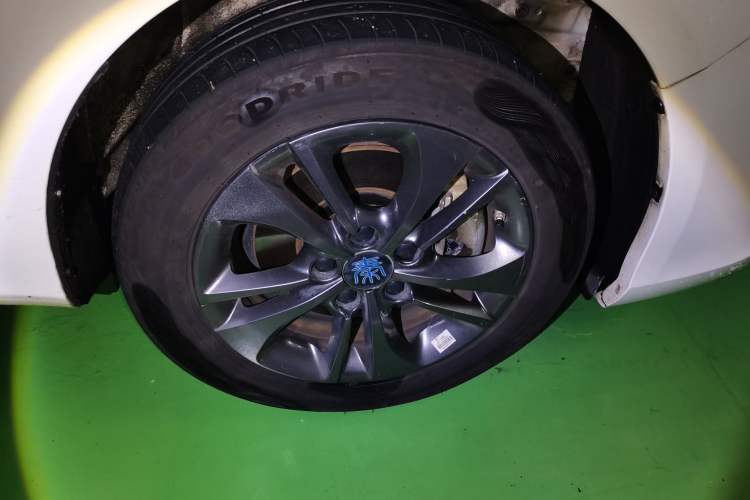 Used BYD Qin New Energy 2017 1.5T Luxury Model Right Front Wheel Hub