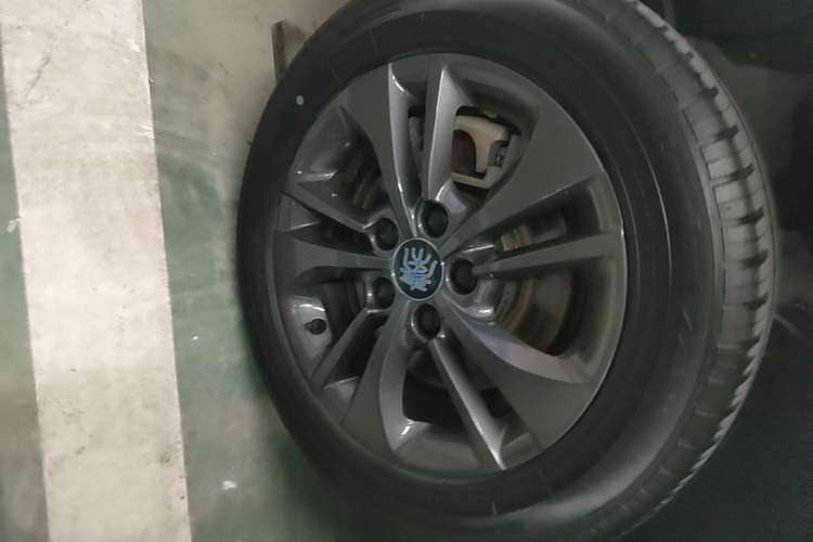 Used BYD Qin New Energy 2017 1.5T Luxury Model Right Rear Wheel Hub