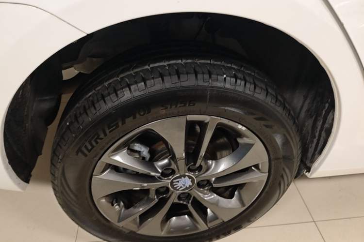 Used BYD Qin New Energy 2017 1.5T Luxury Model Right Rear Wheel Hub