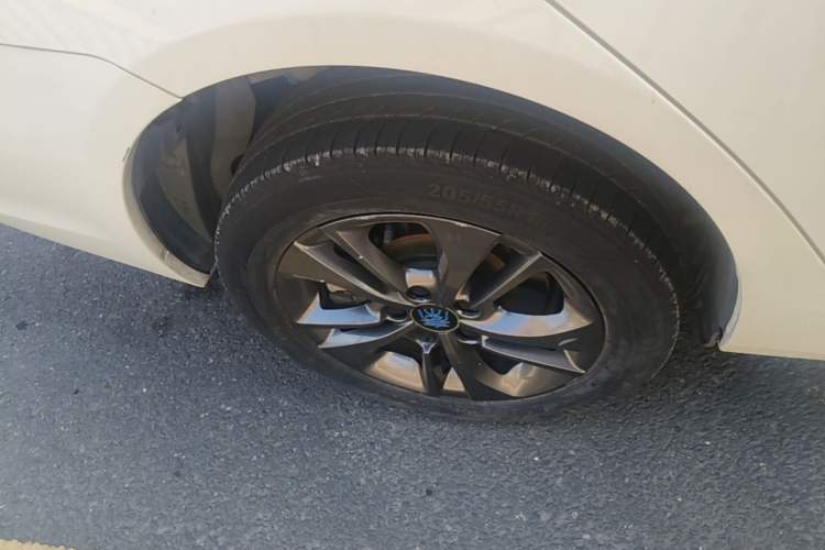 Used BYD Qin New Energy 2017 1.5T Luxury Model Right Rear Wheel Hub