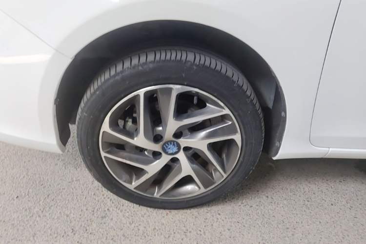 Used BYD Qin New Energy 2018 Qin EV450 Smart Connect Prestige Model Left Front Wheel Hub