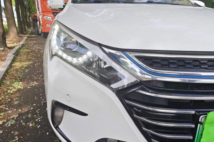 Used BYD Qin New Energy 2018 1.5T Smart Connect Premium Model Right Front Headlight