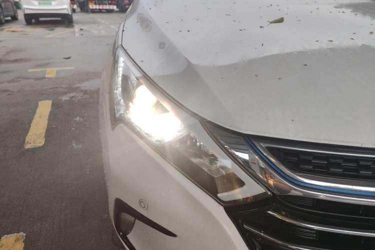Used BYD Qin New Energy 2018 1.5T Smart Connect Elite Model Right Front Headlight