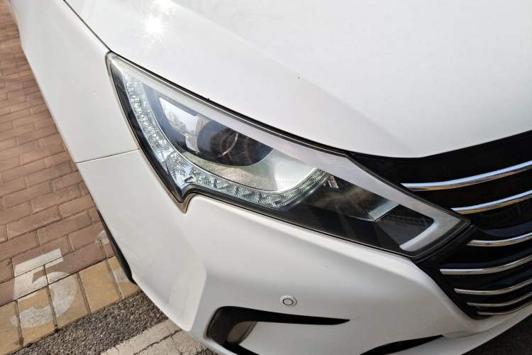 Used BYD Qin New Energy 2018 Qin EV450 Smart Connect Fashion Model Right Front Headlight