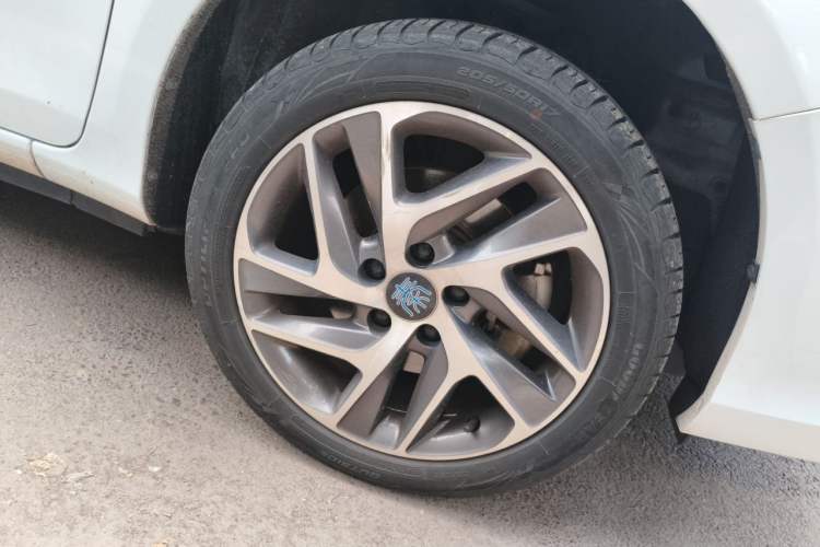 Used BYD Qin New Energy 2018 Qin EV450 Smart Connect Prestige Model Right Front Wheel Hub