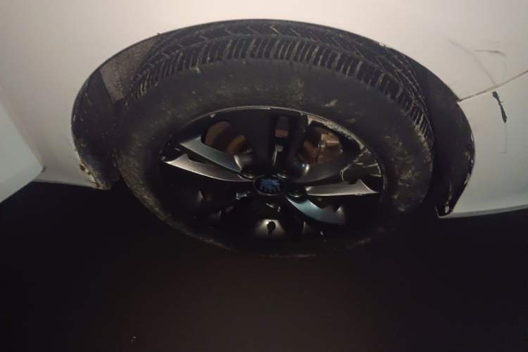 Used BYD Qin New Energy 2018 1.5T Smart Connect Elite Model Right Front Wheel Hub