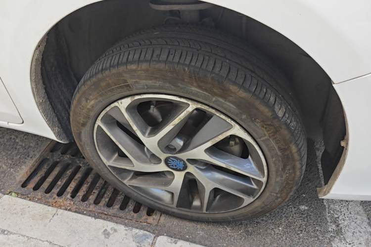 Used BYD Qin New Energy 2018 Qin EV450 Smart Connect Prestige Model Right Front Wheel Hub