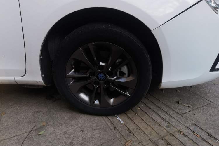 Used BYD Qin New Energy 2018 1.5T Smart Connect Premium Model Right Front Wheel Hub