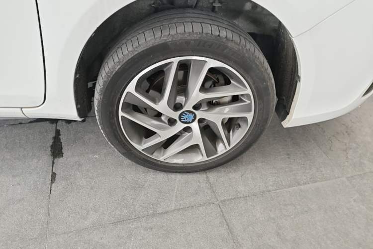 Used BYD Qin New Energy 2018 Qin EV450 Smart Connect Prestige Model Right Front Wheel Hub