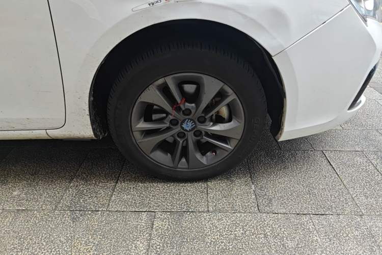 Used BYD Qin New Energy 2018 1.5T Smart Connect Premium Model Right Front Wheel Hub