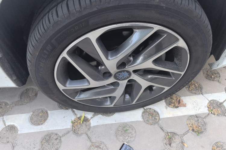 Used BYD Qin New Energy 2018 Qin EV450 Smart Connect Prestige Model Right Front Wheel Hub