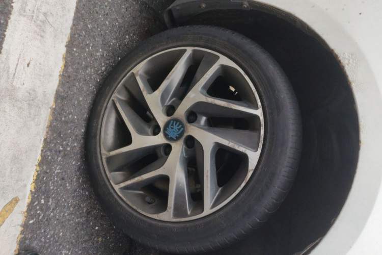 Used BYD Qin New Energy 2018 Qin EV450 Smart Connect Prestige Model Right Front Wheel Hub