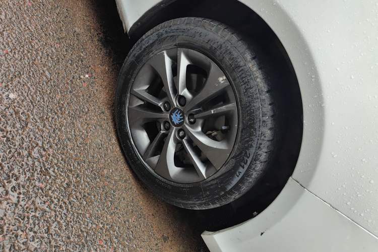 Used BYD Qin New Energy 2018 1.5T Smart Connect Premium Model Right Front Wheel Hub