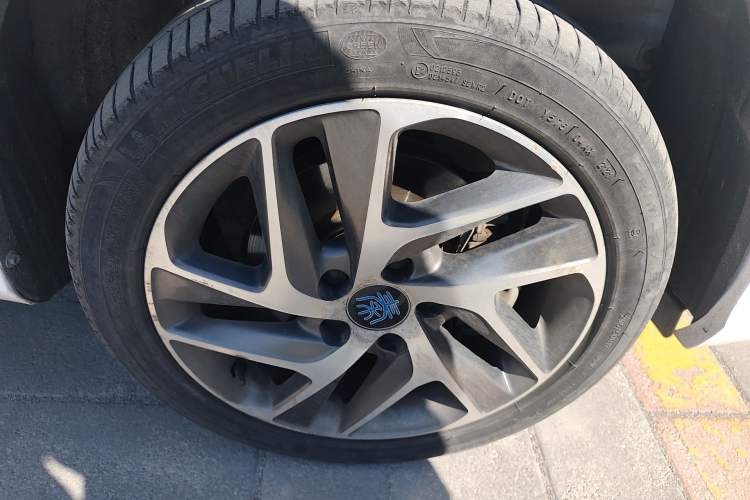 Used BYD Qin New Energy 2018 Qin EV450 Smart Connect Prestige Model Right Front Wheel Hub