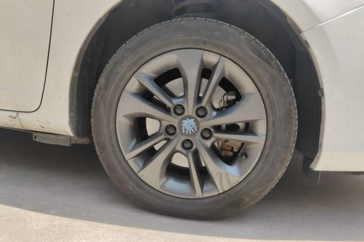 Used BYD Qin New Energy 2018 1.5T Smart Connect Elite Model Right Front Wheel Hub
