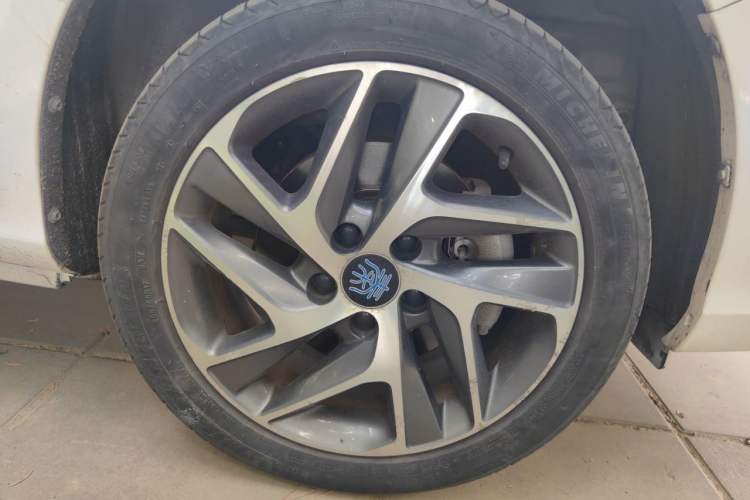 Used BYD Qin New Energy 2018 Qin EV450 Smart Connect Prestige Model Right Front Wheel Hub